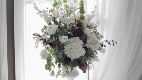 Atemberaubendes-Blumenstraußarrangement-Bei-Einer-Hochzeit-In-Stittsville,-Ontario,-Im-Nächsten-Restaurant