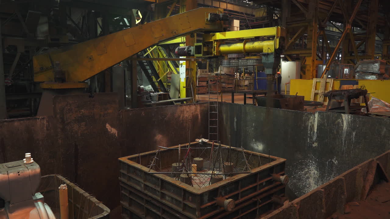 Industriegießerei mit Maschinen und Arbeitern