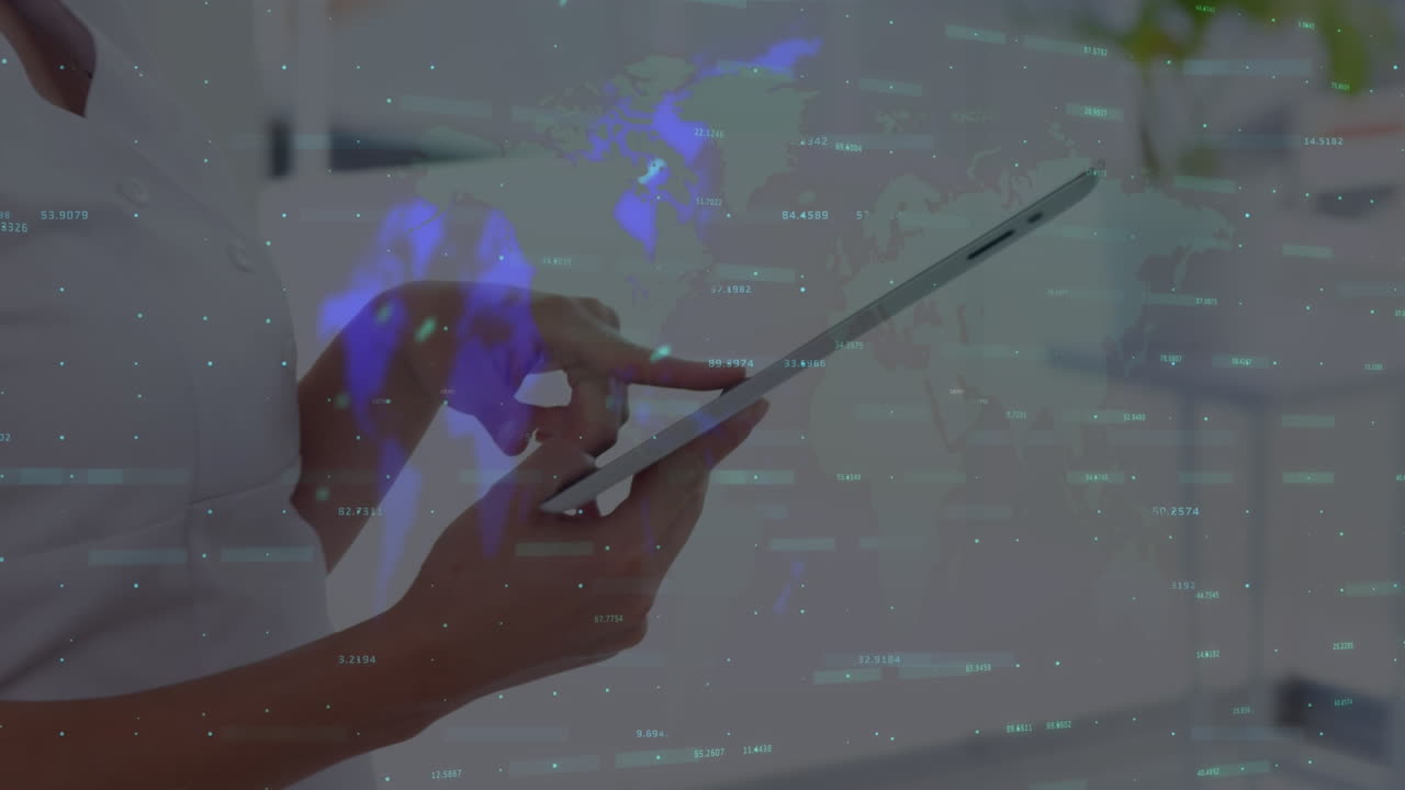 animación de datos financieros y gráficos sobre las manos de una mujer caucásica usando una tableta
