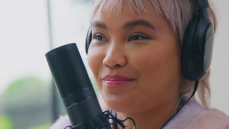 primer plano de una vlogger femenina con auriculares con micrófono transmisión en vivo de podcast en línea