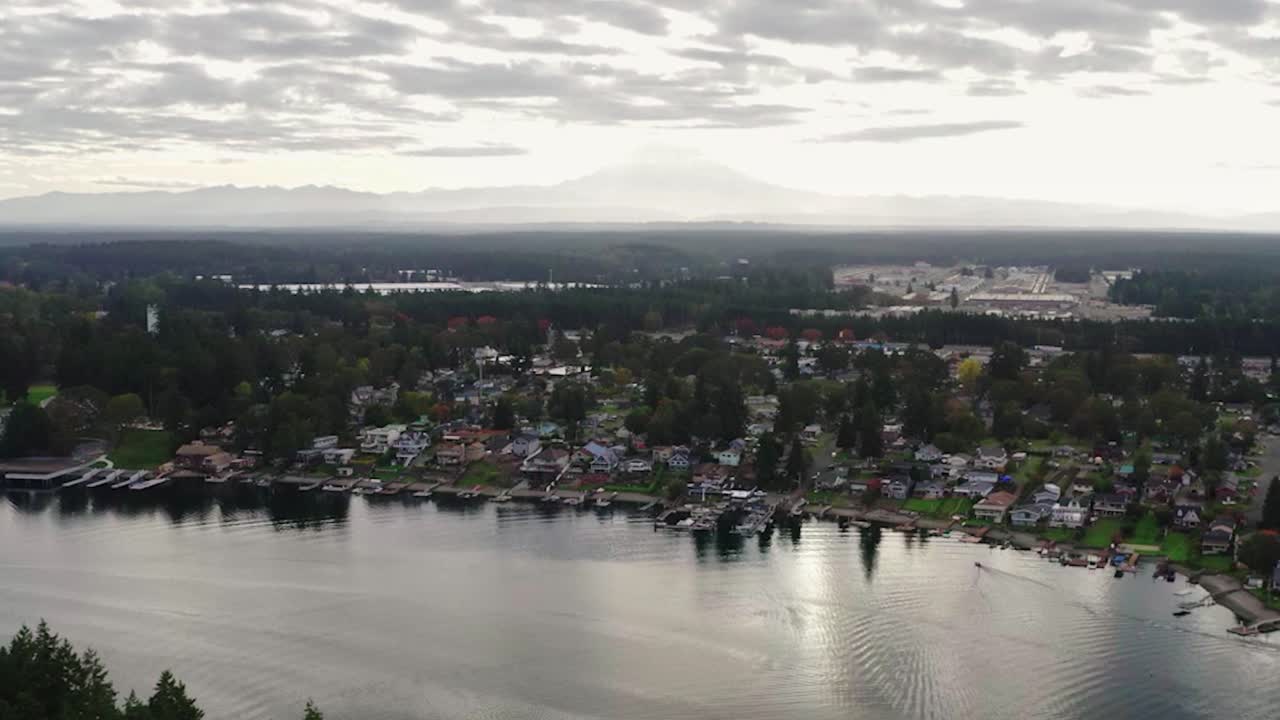 casas con embarcadero alrededor del lago americano con el monte rainier al fondo en lakewood, washington