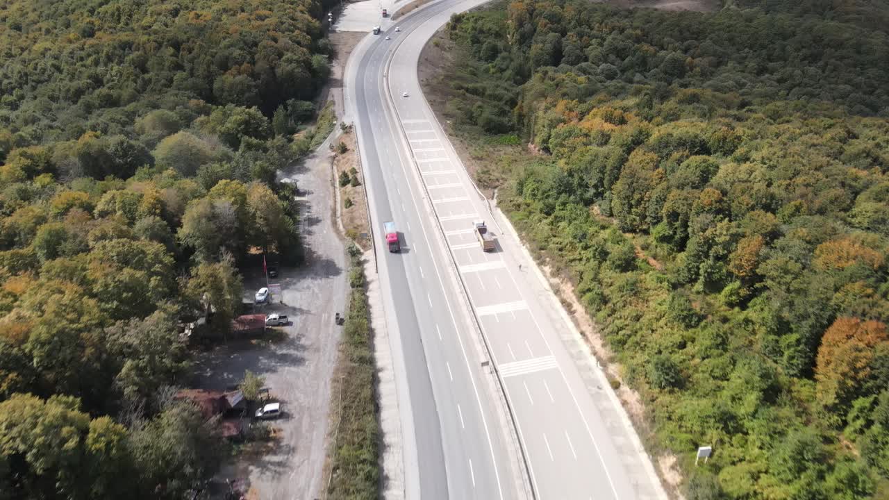vista aérea de los dos lados de una carretera rodeada 1