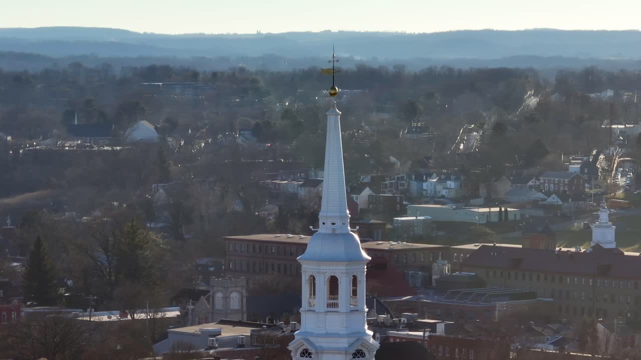 미국에서 겨울 동안 교회 첨탑의 긴 공중 줌