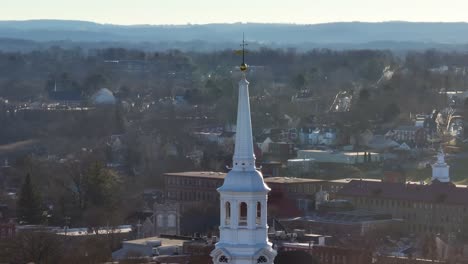 zoom aéreo largo del campanario de la iglesia durante el invierno en américa