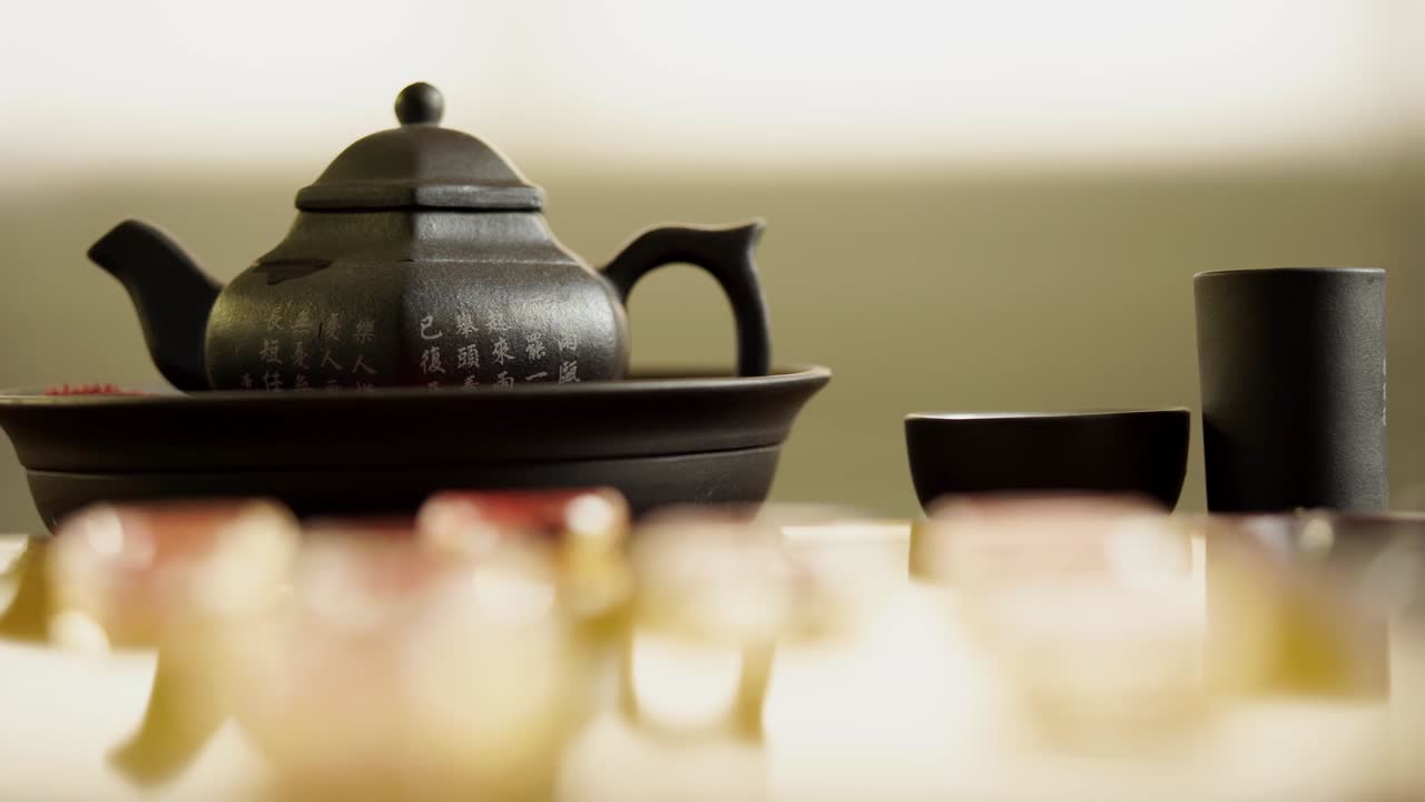 중국 차 세트와 유리 중국 체스 황금 체스 보드