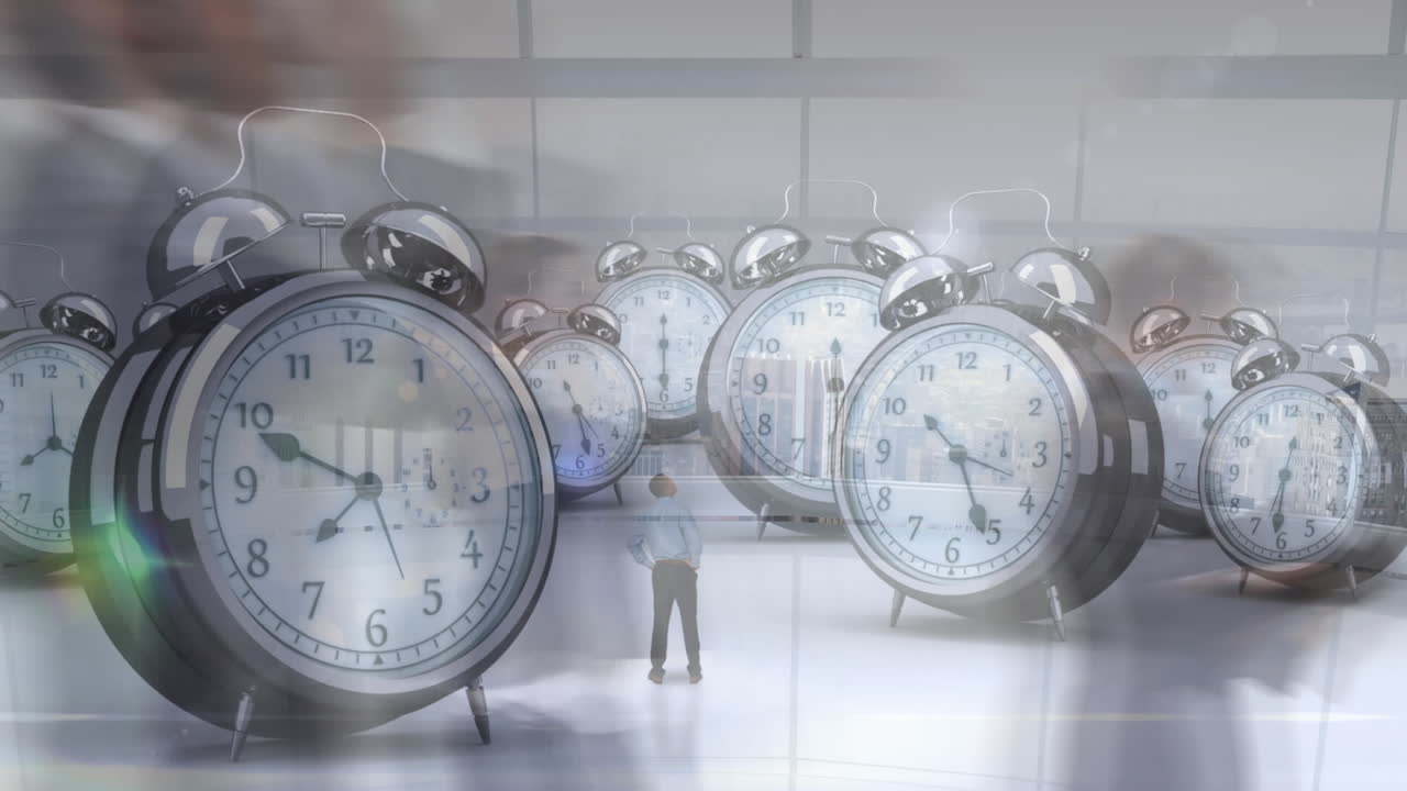 animación de un hombre de negocios mirando los relojes despertadores en el lapso de tiempo de la gente caminando contra la ciudad