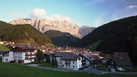 vistas a la selva val gardena en los dolomitas italianos hacia los flancos rocosos del grupo sella