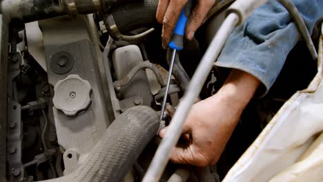 mecánico arreglando un coche en el garaje de reparación 4k