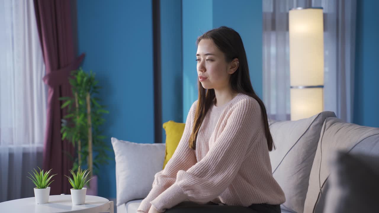 아시아의 젊은 여성은 스스로 동기를 부여합니다.