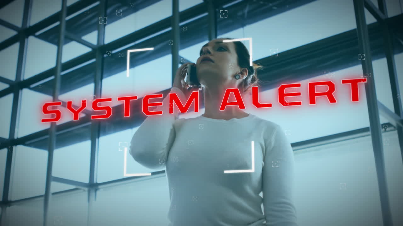 스마트폰을 사용하는 두 인종 여성에 대한 시스템 해킹 텍스트 및 데이터 처리의 애니메이션