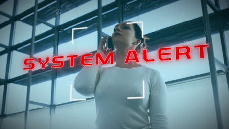 animación del sistema hackeado de procesamiento de texto y datos sobre mujer biracial usando teléfono inteligente