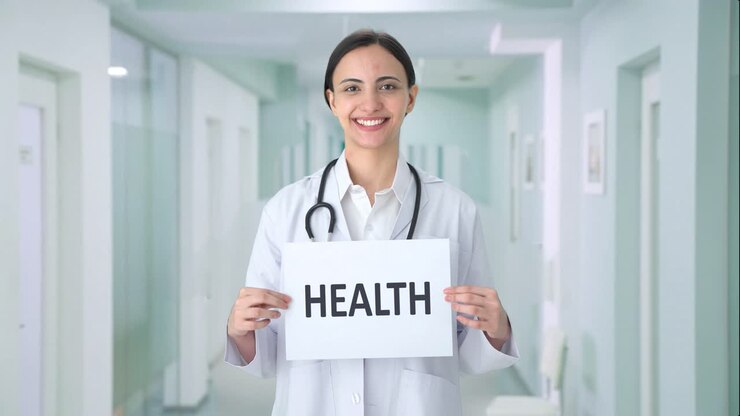 doctora india feliz con un estandarte de salud