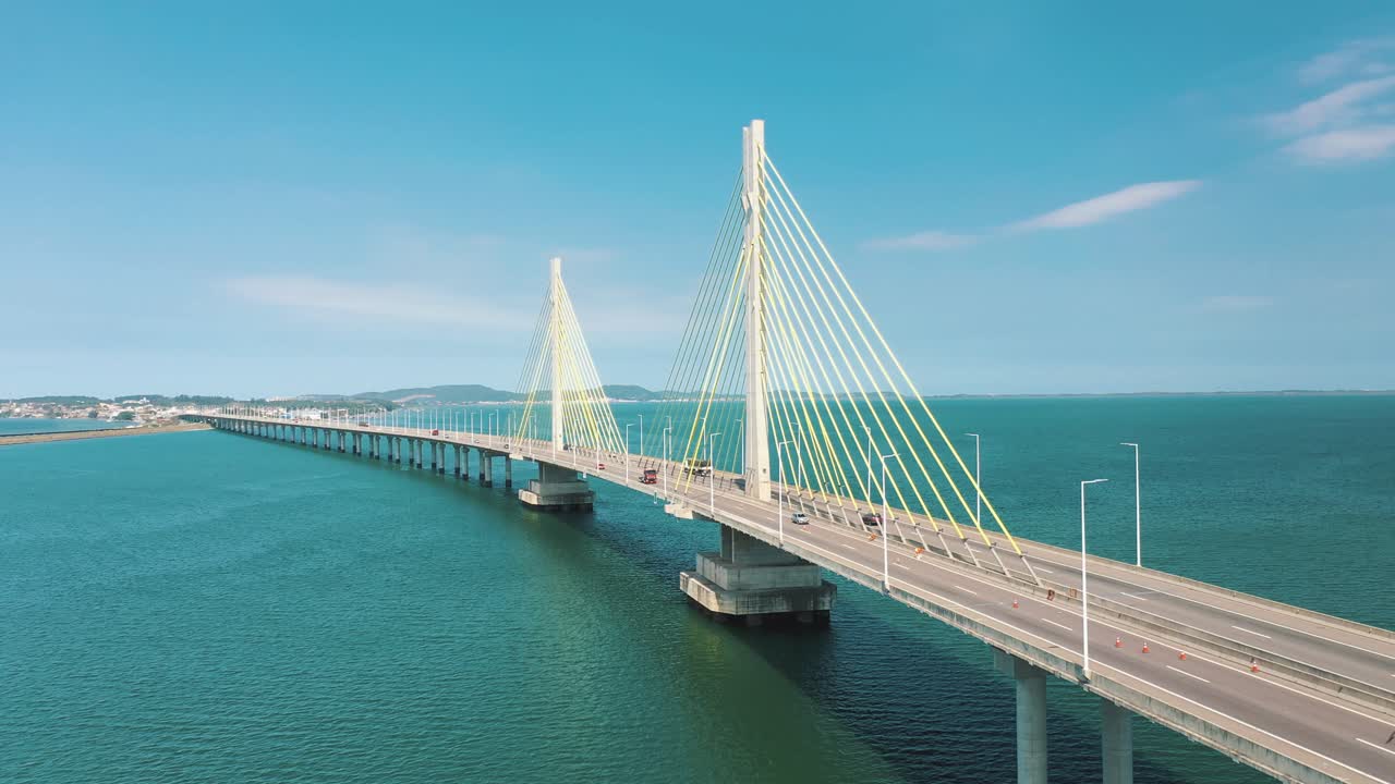 바다 위의 아름다운 다리에서 트래픽 설정