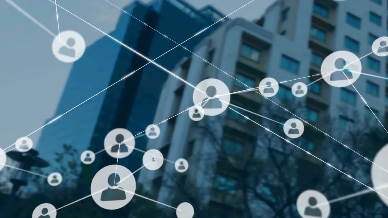 Animación de red de conexiones con iconos sobre un edificio de oficinas moderno.