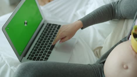 Close-up-video-of-unrecognizable-pregnant-woman-eating-fruits.