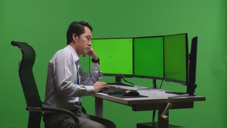 다중 모니터, 녹색 화면 배경으로 컴퓨터에서 일하는 사람