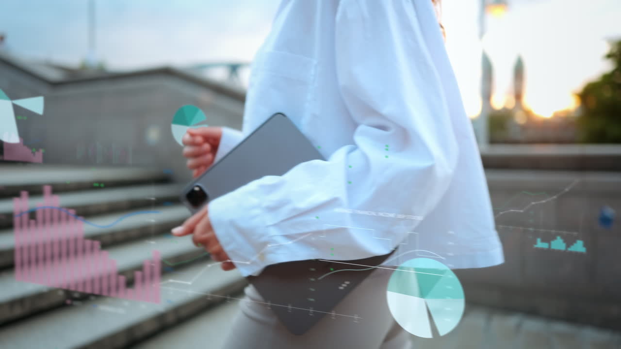 젊은 사업가 여성이 다양한 디지털로  ⁇ 쳐진 그래프, 통계, 가격 추세 및 금융 데이터를 따라 계단을 올라갑니다.