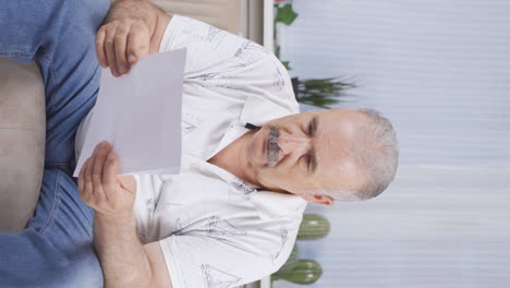 Vertikales-Video-Des-Alten-Mannes,-Der-Sich-über-Beleidigenden-Papierkram-ärgert.