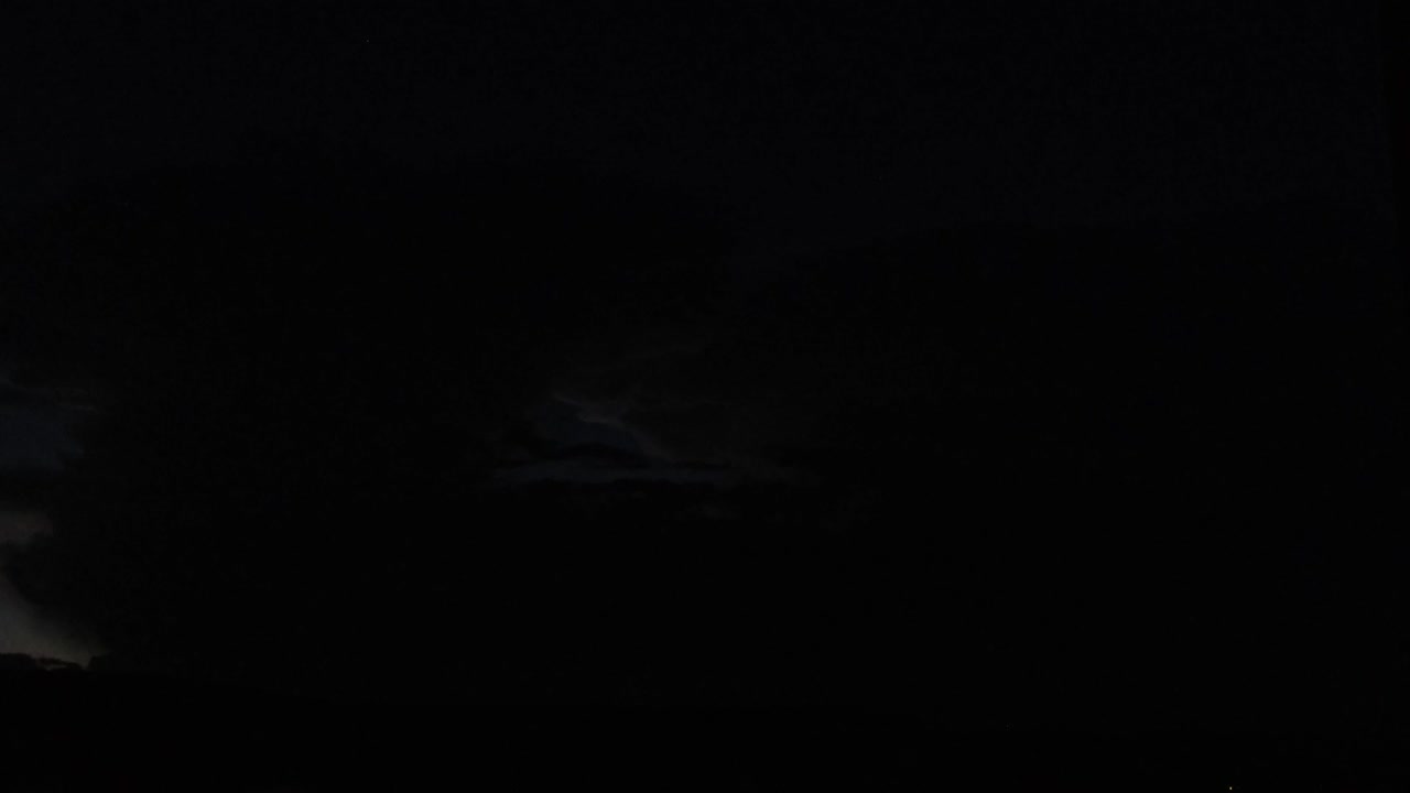 movimiento lento de una nube distante por la noche con relámpagos embriagadores sucediendo dentro de ella