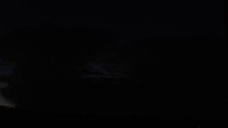 movimiento lento de una nube distante por la noche con relámpagos embriagadores sucediendo dentro de ella