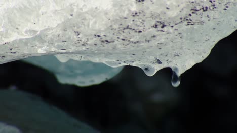 溶ける氷河の氷をクローズ アップ