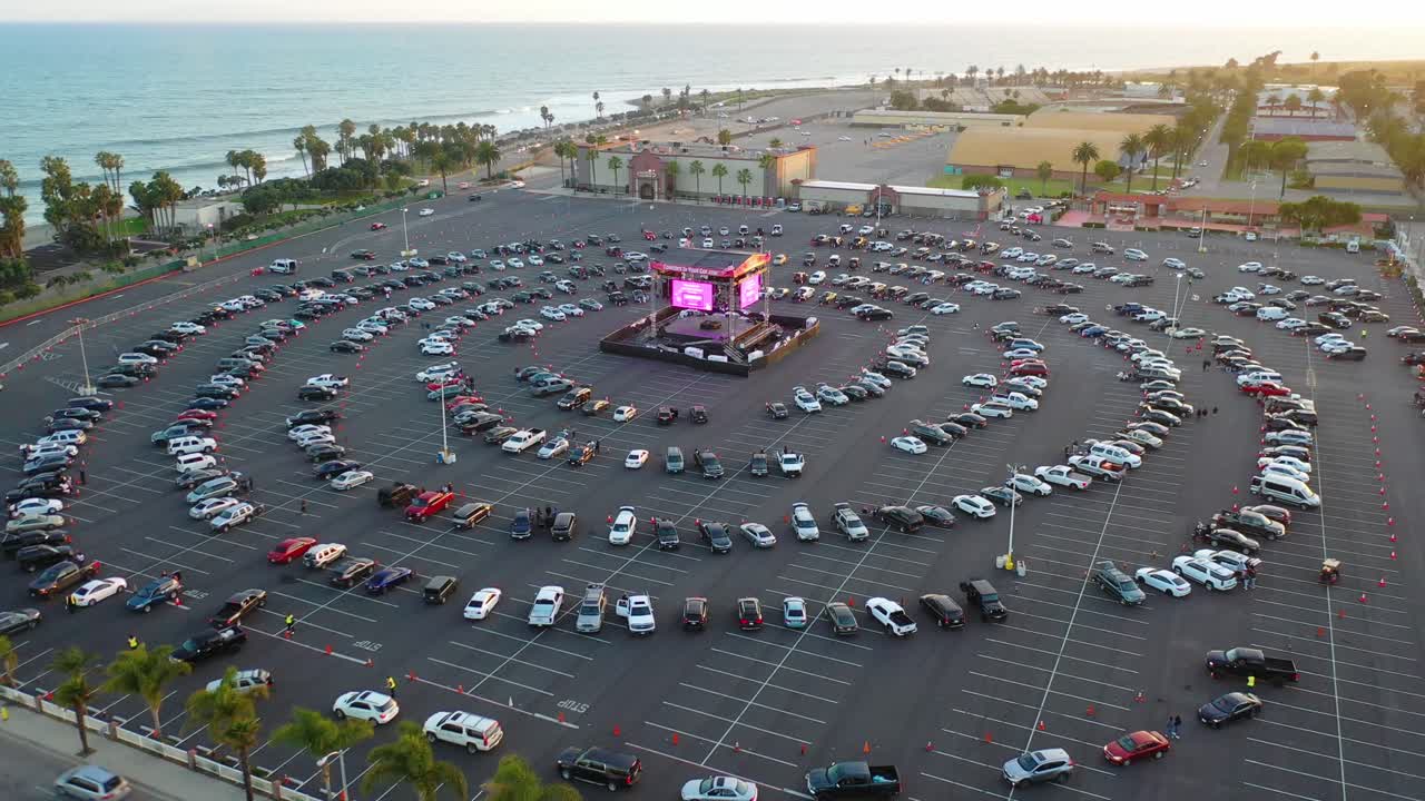 covid 19 코로나 바이러스 대유행 발생 8 동안 영화관의 드라이브가 부활했습니다.