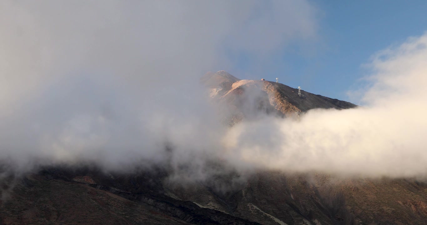 Vulcão Teide em Tenerife, Ilhas Canárias, cercado por nuvens