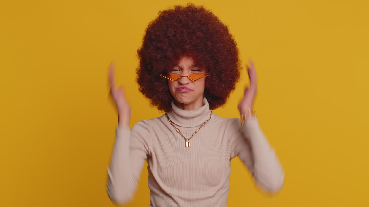 chica joven pierde sorprendida por los resultados de la lotería, mala fortuna, pérdida, noticias desafortunadas, examen fallido