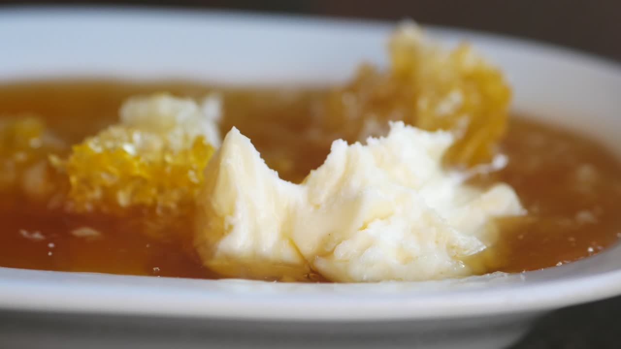 sumergir el pan en miel y mantequilla