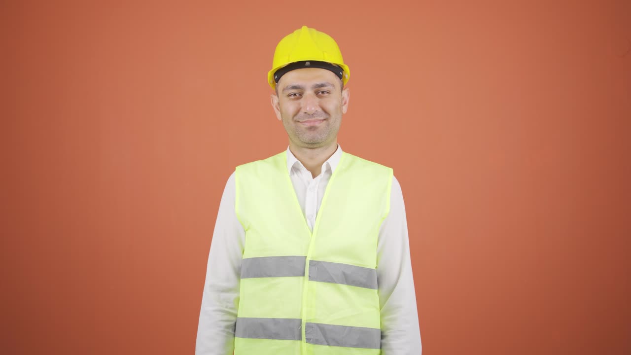 el ingeniero asintió a la cámara.