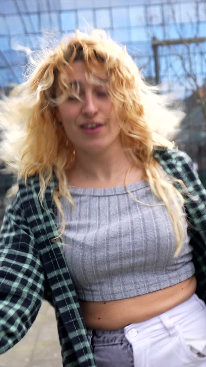 Donna che balla in un ambiente urbano