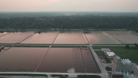 Aerial-Trucking-Schuss-über-Große-Stauseen-In-Der-Wasseraufbereitungsanlage