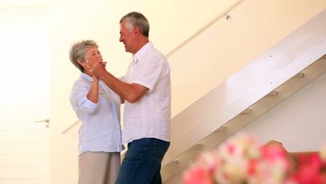 una pareja de alto nivel bailando juntos