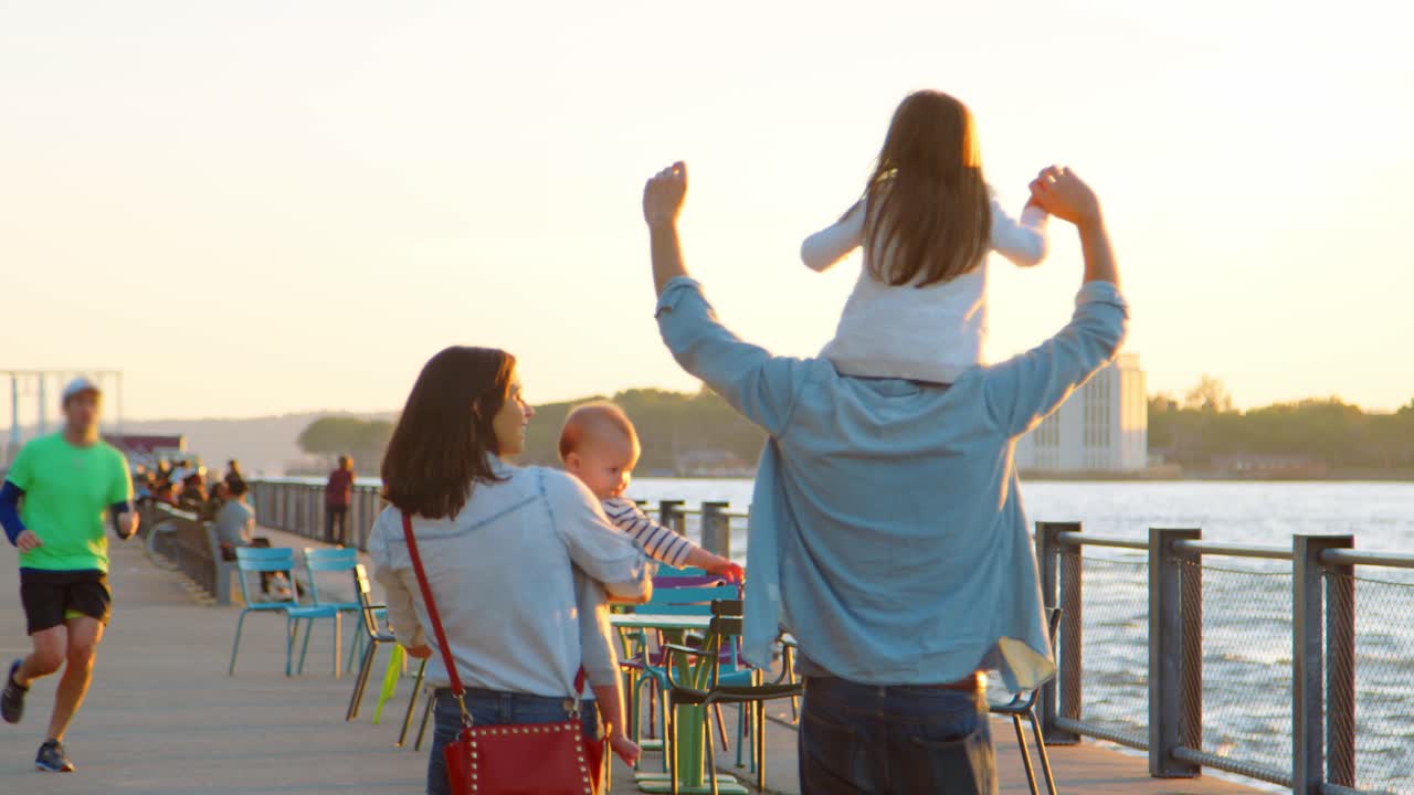 맨해튼의 강변에서 아이들을 들고 있는 부모들, 뒷면