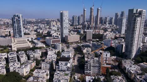 vista aérea de un denso paisaje urbano con rascacielos y construcción