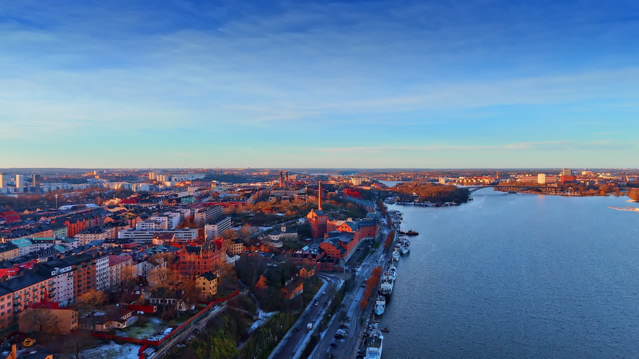 Paesaggio spettacolare di Stoccolma, Svezia, ripreso da drone. Muovendosi lungo il lungomare con imbarcazioni ormeggiate alla banchina al tramonto