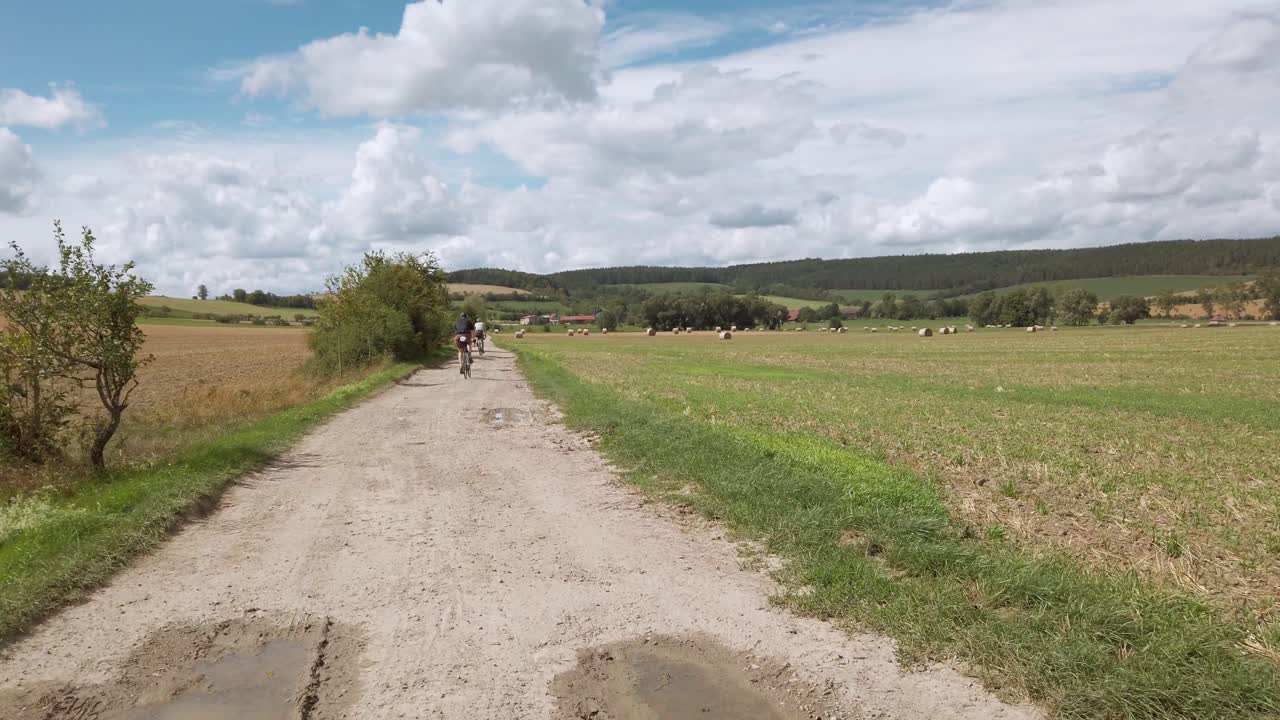 siguiendo a un grupo de ciclistas que recorren la frontera entre alemania y la república checa