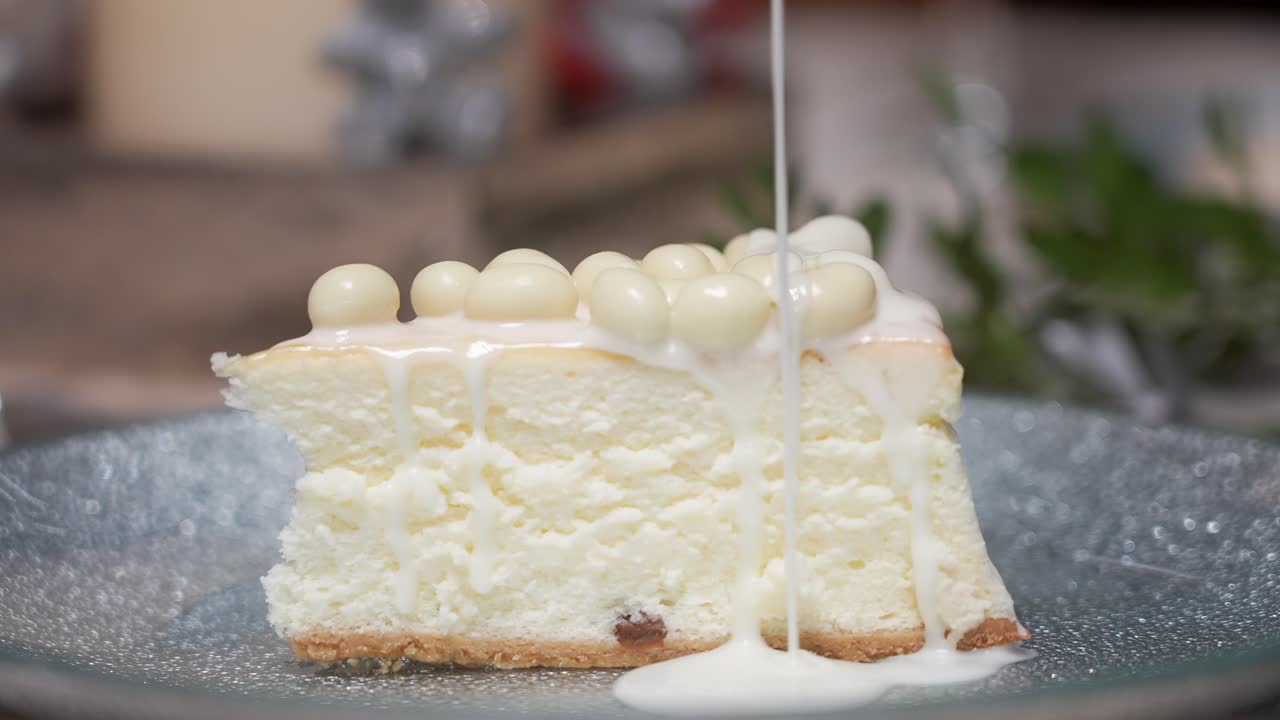 케이크에 화이트 초콜릿 소스를 붓는 샷을 닫습니다