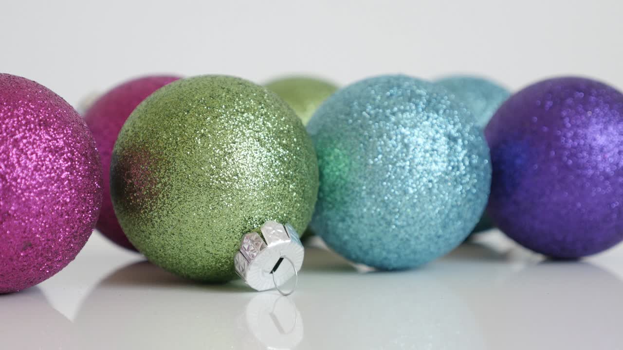 la mano toma una de muchas bolas diferentes con lentejas video 4k