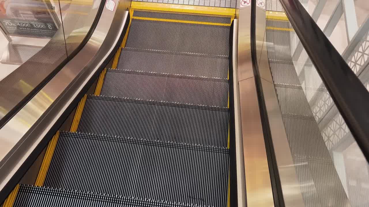 쇼핑몰 의 에스컬레이터