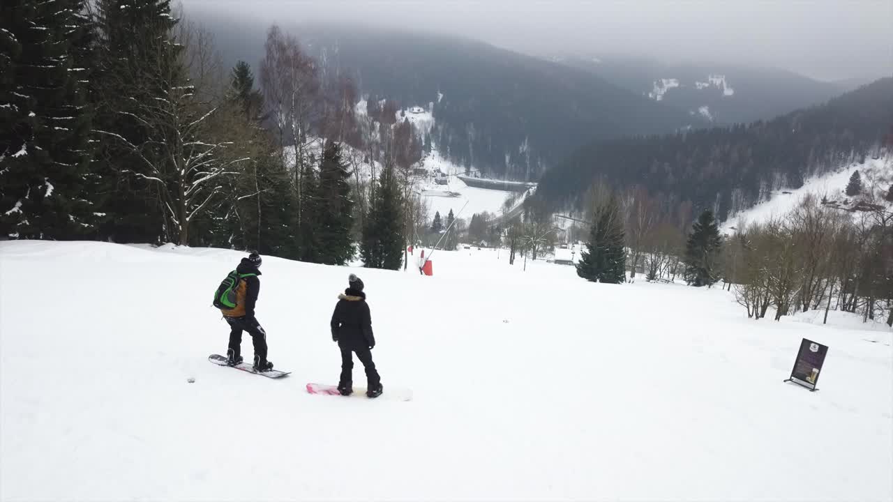 Due snowboarder sono pronti a scendere la pista a Spindleruv Mlyn