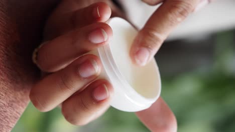 aplicación de crema hidratante
