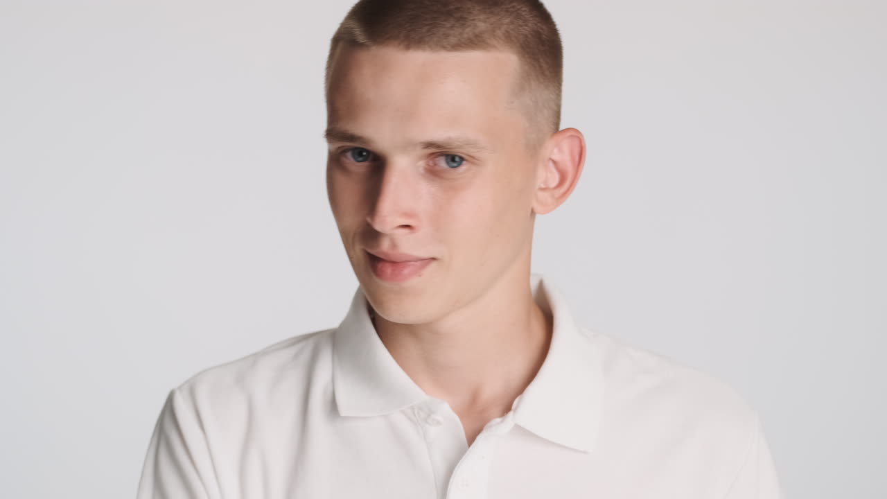 젊은이가 얼굴 마스크를 벗고 미소 짓고