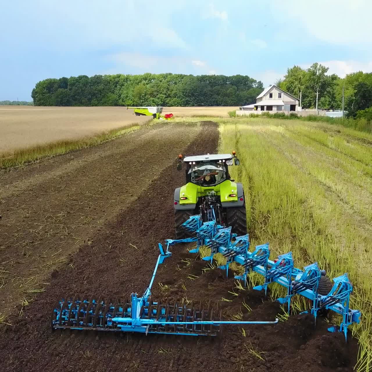 tractor que trabaja en el campo agrícola