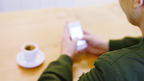 Mann-Benutzt-Mobiltelefon,-Während-Er-Eine-Tasse-Kaffee-Trinkt