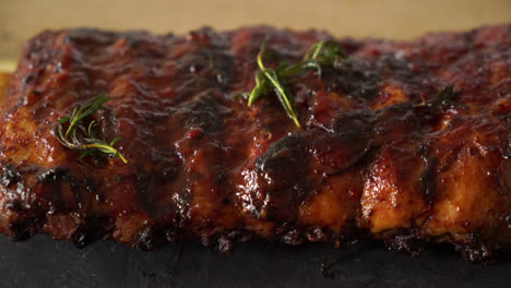 costillas de cerdo a la parrilla y barbacoa