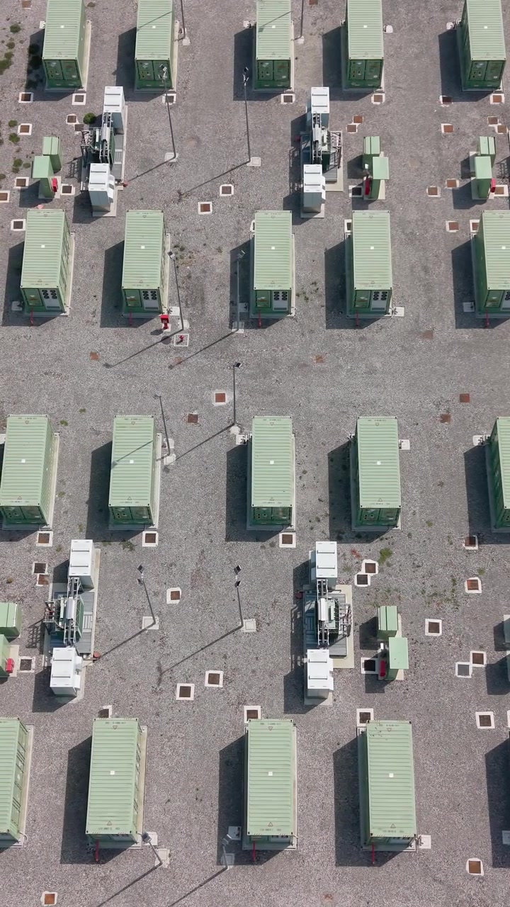 Vista aerea di un impianto industriale di accumulo batterie BESS in Italia, che evidenzia un'infrastruttura energetica su larga scala per energia rinnovabile e servizi di rete. Tavazzano, Italia.