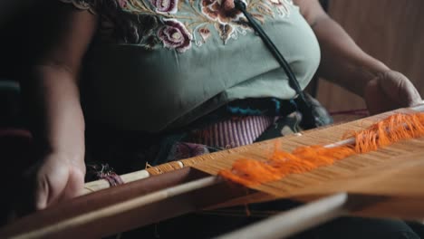 Woman-Pulling-and-Raising-Thread-in-Traditional-Weaving-Loom-San-Cristobal-de-las-Casas,-Zinacantán,-Chiapas,-Mexico-Closeup