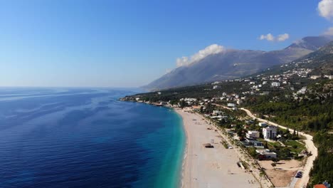 video de avión no tripulado desde la costa del adriático