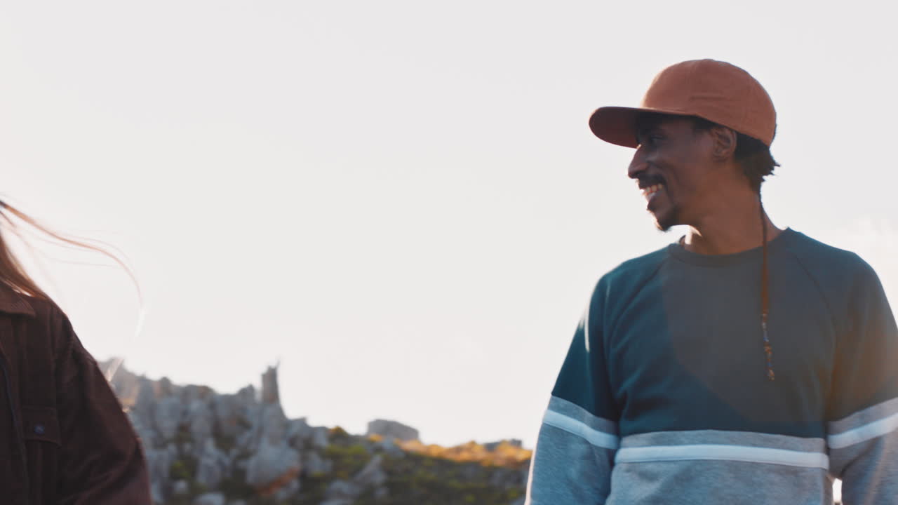 여러 민족의 스케이터 친구들이 롱보드를 들고 함께 어울려 여름 휴가를 즐기고 롱보드를 타고 시골 길을  ⁇ 고 해가 지면 대화를 나누고 있습니다.